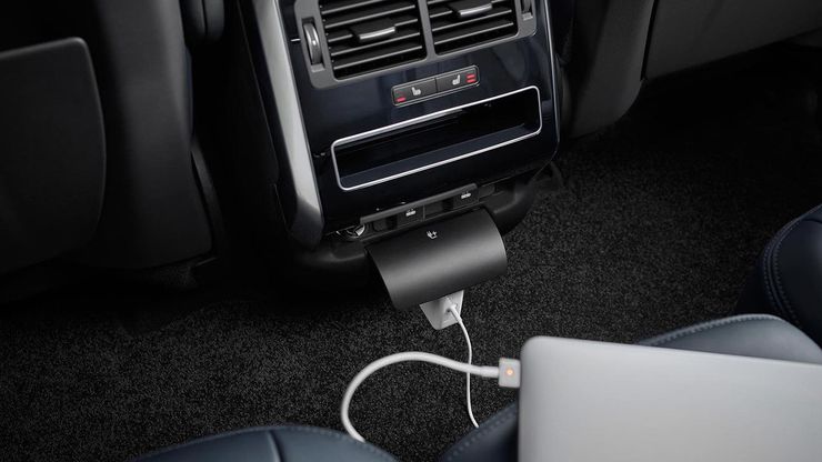 Розетка, два USB-разъема и два HDMI-порта позволят зарядить портативные устройства.