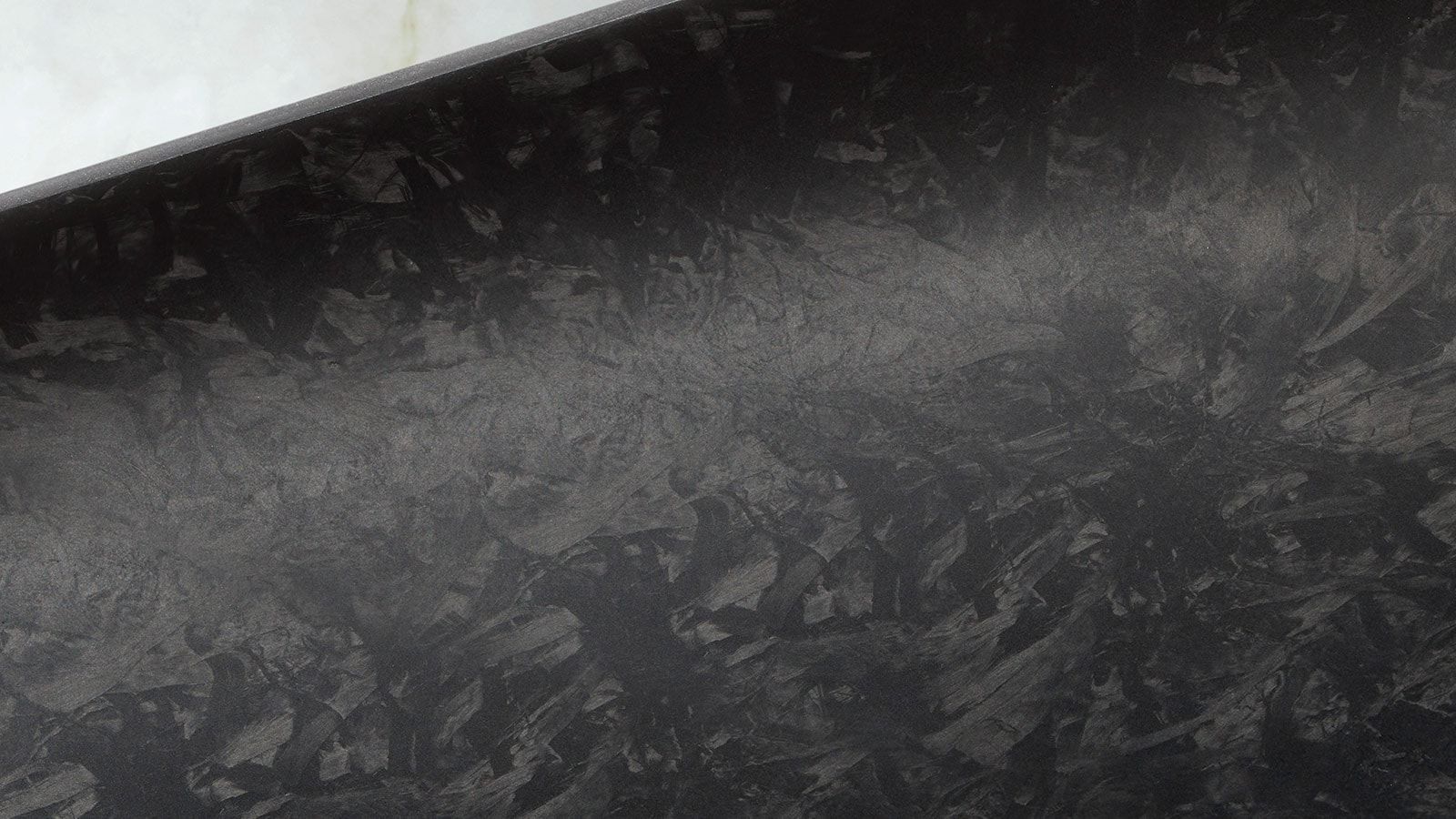 Только в комплектации First Edition используются элементы отделки Satin Forged Carbon.