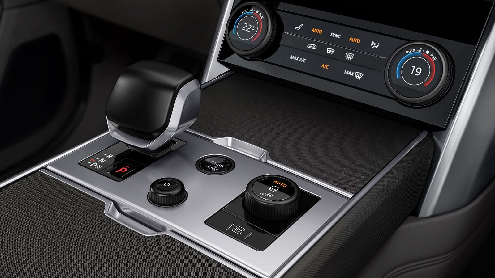 Деталировка интерьера включает в себя элементы управления с отделкой Satin Black Ceramic.<br><sub>Панели отделки Satin Dark Woven Mesh доступны с середины 2022 г.</sub>