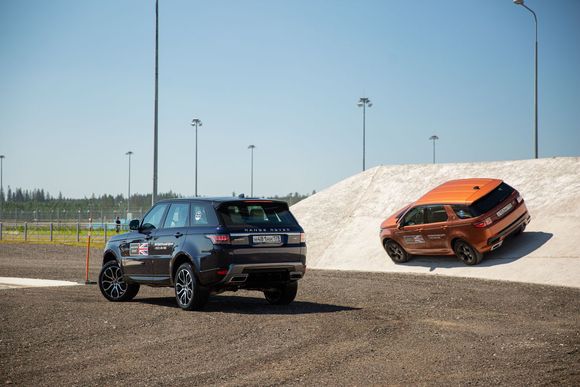 Внедорожники Land Rover «Автобиографии Центр» прошли экстремальный тест-драйв на «Игоре»