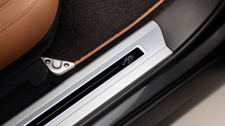 Уникальные накладки на пороги Range Rover с надписью «Fifty».